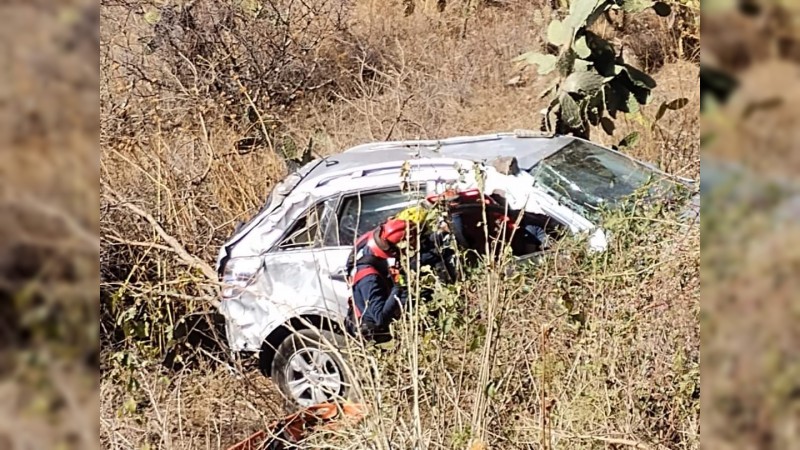 Conductor cae con su auto a barranco de más de 30 metros; bomberos lo rescatan 