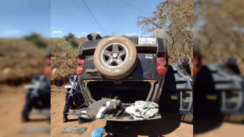 Tras persecución y volcadura, policías recuperan auto robado 