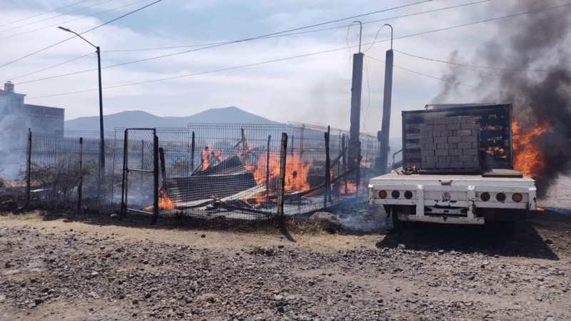 Incendio arrasa con humilde vivienda y camión, en Morelia 