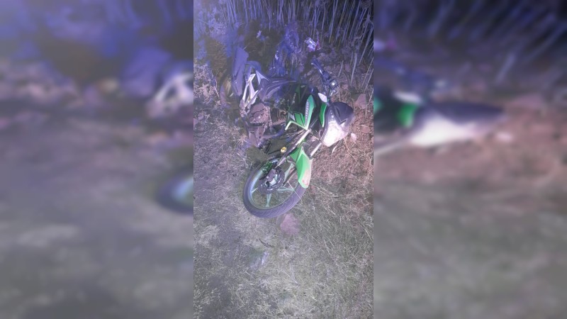 Auto arrolla a motociclistas y vuelca, en Zitácuaro; hay 2 muertos 