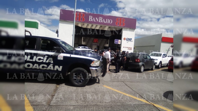 Cinco hombres armados atracan a cuentahabiente, tras salir de Banbajío, en Camelinas