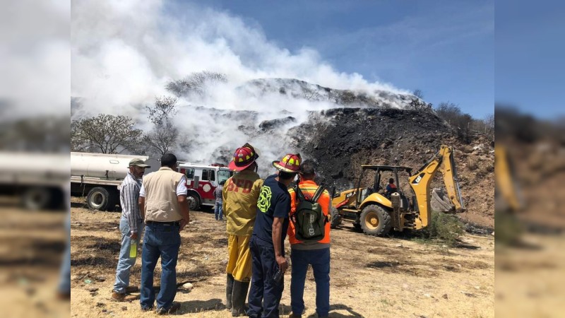 Arde basurero, en Copándaro; bomberos combaten el siniestro 