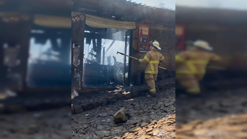 Incendio arrasa con tres viviendas, en Santa Clara del Cobre 