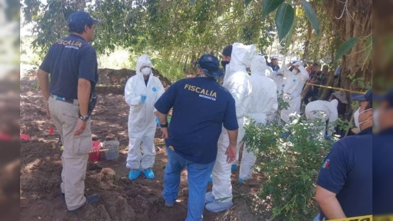Hallan 11 cuerpos en fosa clandestina, en Puruándiro 