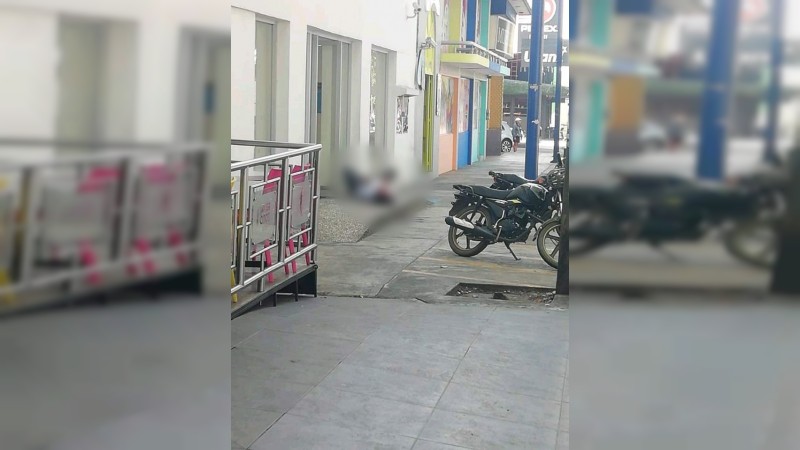 Asesinan motosicarios a un hombre afuera de Bancomer, en Uruapan