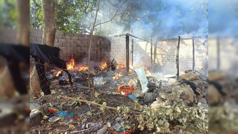 Incendio arrasa con humilde vivienda, en Uruapan 
