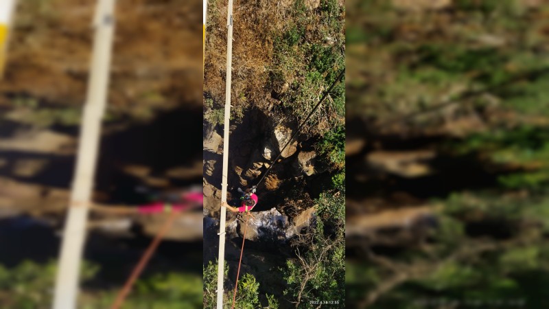 A rapel, bomberos municipales sacan cadáver del fondo de una barranca, en Zitácuaro 