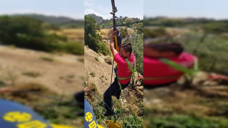 Bomberos sacan cadáver del fondo de una barranca, en Zitácuaro  