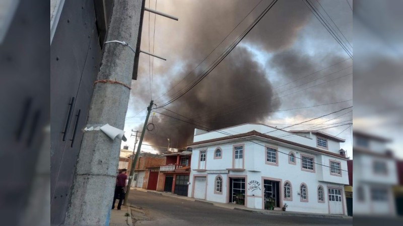 Controlan incendio de aserradero en pleno centro de Pátzcuaro