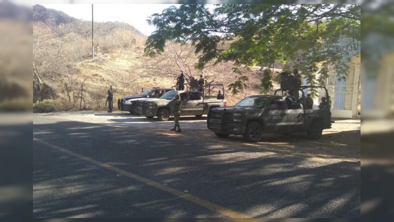 Policías y militares eliminan barricadas, en Tierra Caliente  