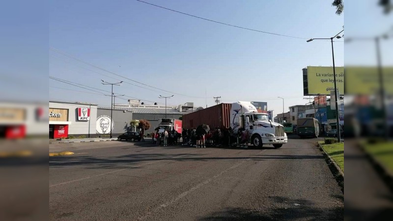 Normalistas secuestran camiones y bloquean vialidades, en Morelia 