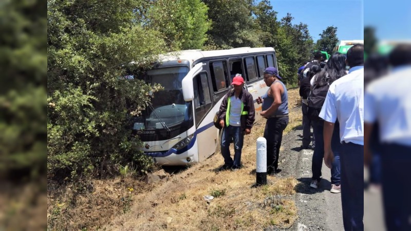 Chofer pierde control de autobús y unidad se accidenta, en Paracho 