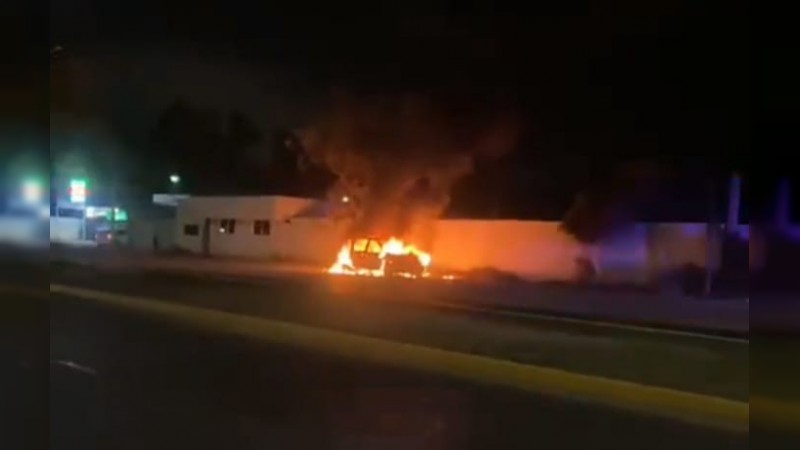 Arde camioneta, en calles de LC 