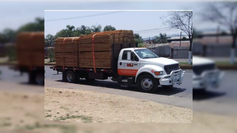 Asegura vehículo en Uruapan con madera presuntamente ilegal
