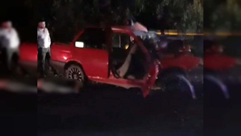 Cuatro muertos, saldo de choque frontal entre autos, en Tancítaro 