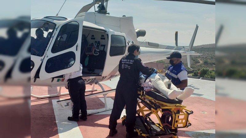 Helicópteros ya no son lujo de funcionarios, ahora sirven a la población: Bedolla