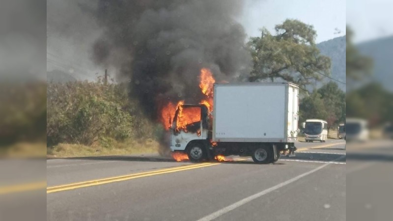 Gente armada incendia autos, en Uruapan 