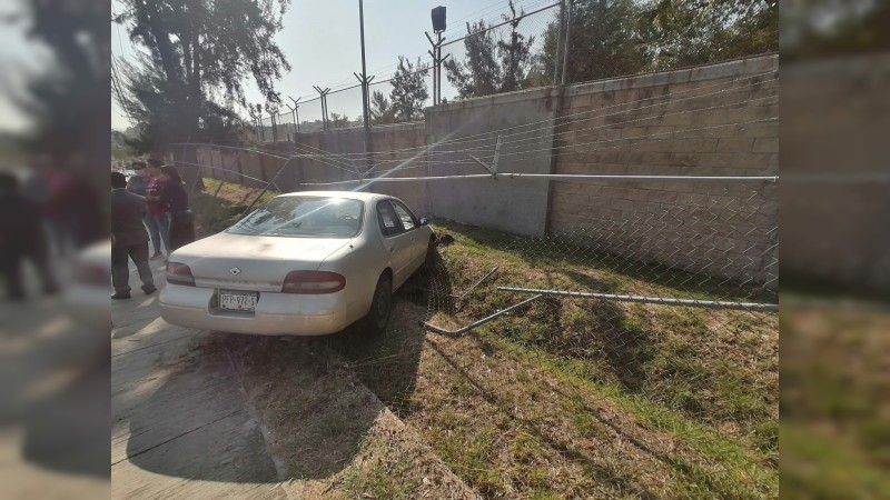 Mujer estrella su auto contra malla del Tutelar 