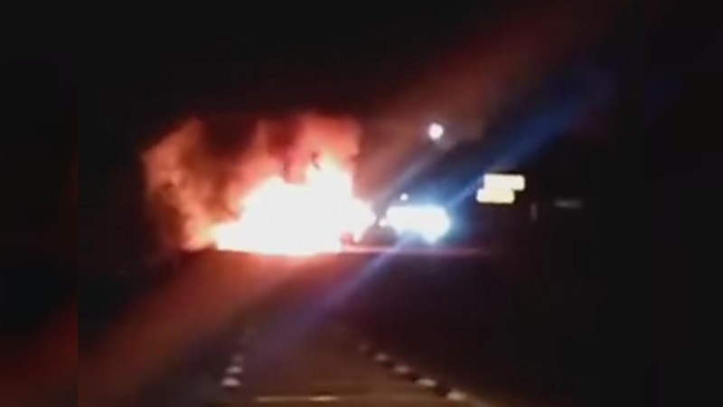 Sujetos armados incendian automotores y bloquean vialidades, en Uruapan 