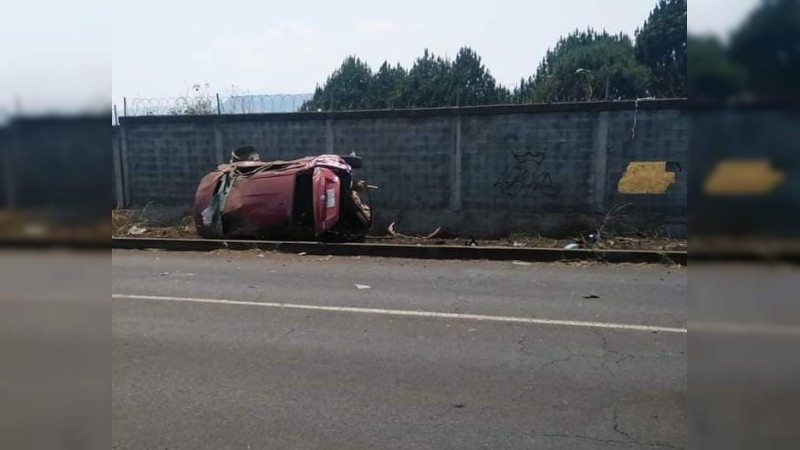 Una persona muerta y 2 más heridas, saldo de accidente automovilístico, en Uruapan 