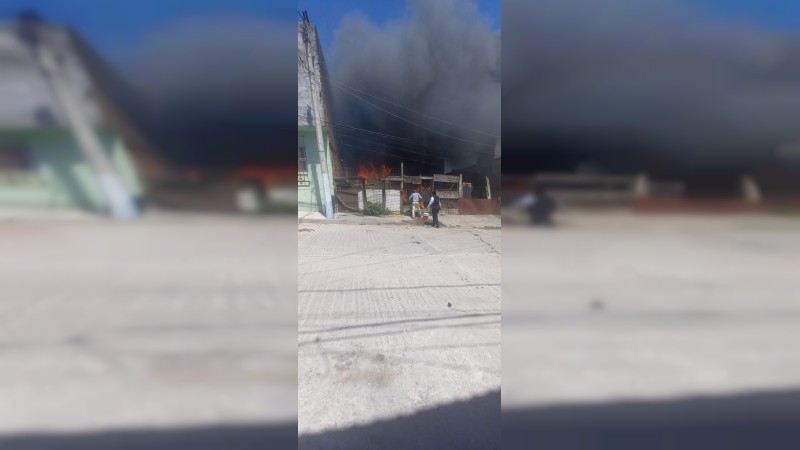 Arde bodega de productos PVC, en Morelia