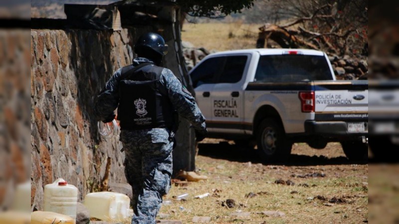 Cadáver encobijado es hallado dentro de un canal de aguas negras, en Uruapan 