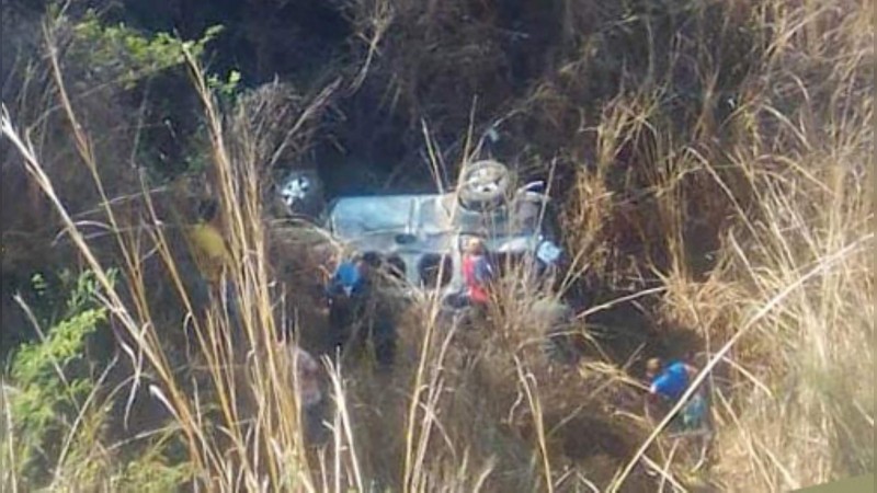 Cae camioneta a un barranco en Caleta de Campos, hay 3 muertos 