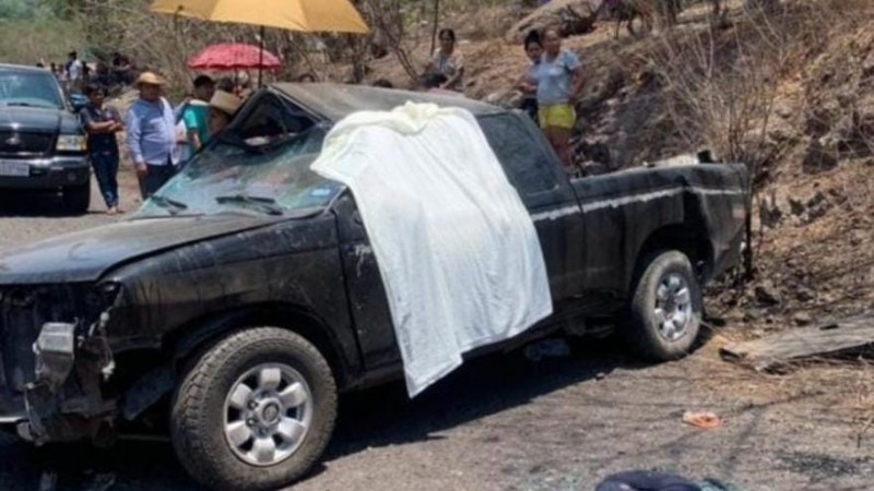 Volcadura de camioneta deja un menor muerto, en Apatzingán 