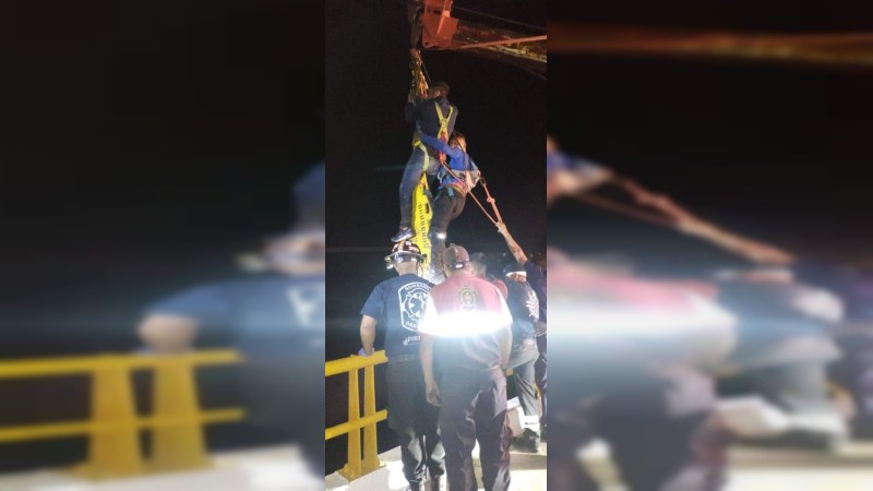 Hombre se lanza a barranca de 100 metros de profundidad, en Zitácuaro 
