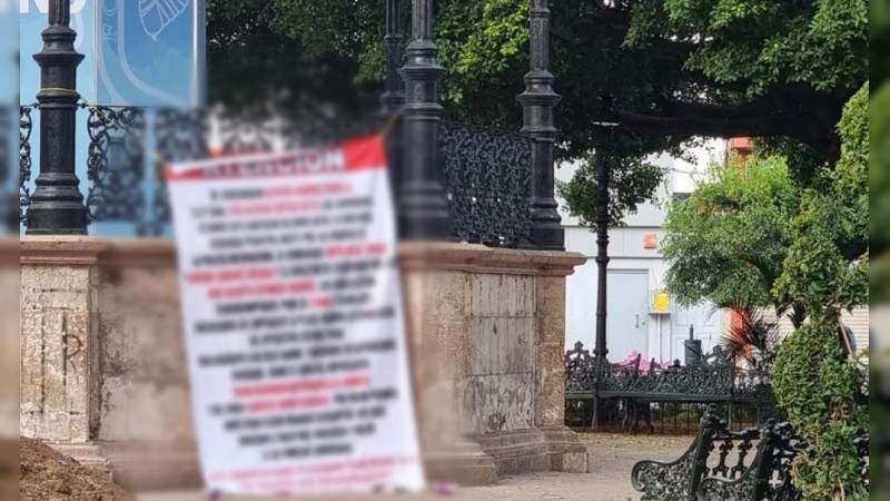 Cuelgan mantas con mensajes en contra mandos policiacos, en Zamora 