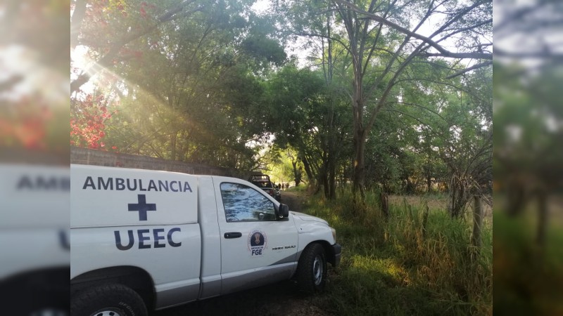 Zitácuaro: tiran en brecha cadáver baleado con narcomensaje 