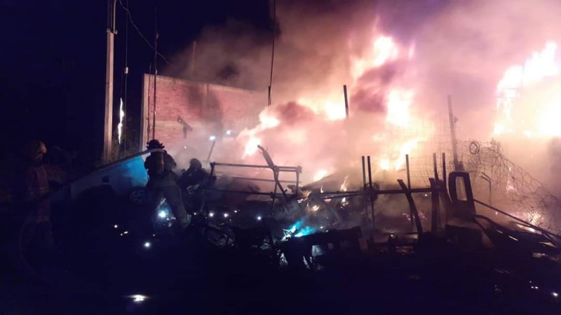 Incendio arrasa con 30 autos de un deshuesadero, en Tarímbaro   