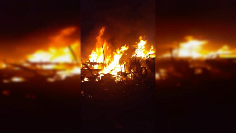 Incendio arrasa con 30 autos de un deshuesadero, en Tarímbaro   