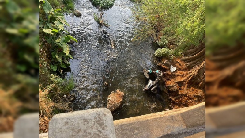 Muere motociclista al caer al río Santuario desde Puente Azul, en Tangancícuaro