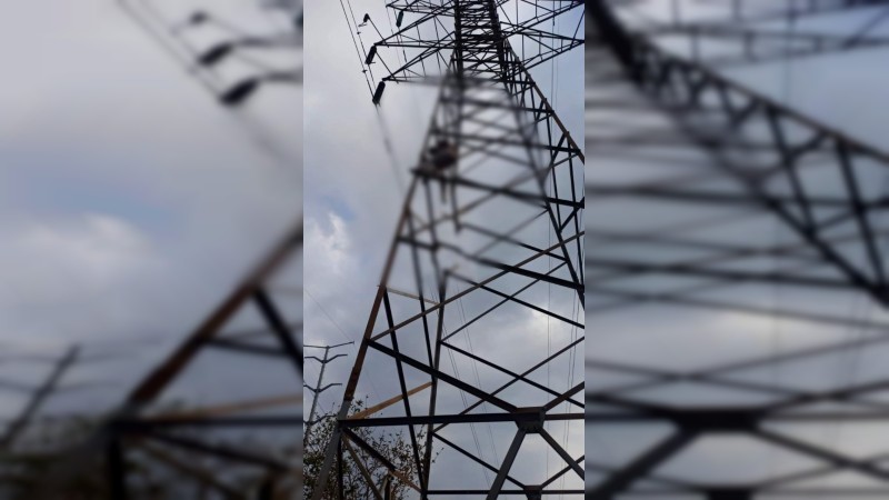 Uruapan: hombre sube a torre de CFE y se electrocuta 