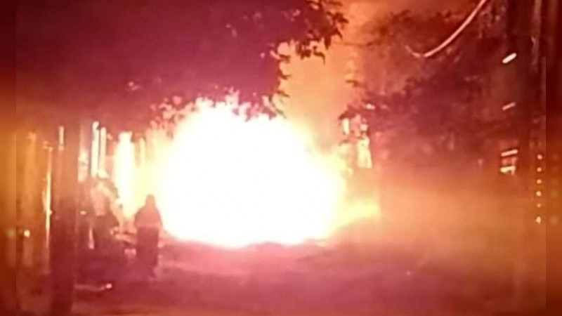 Delincuentes incendian 2 taxis, cerca del Cereso de Uruapan 