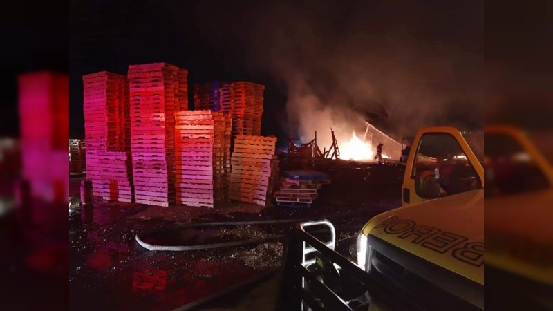 Arde bodega de tarimas, en Morelia; autoridades investigan 