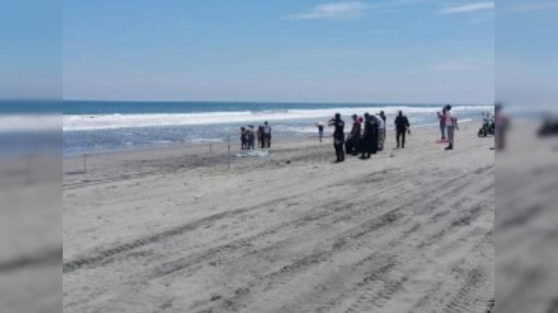 Ola arrastra a 11 turistas, en San Juan de Alima; uno muere 