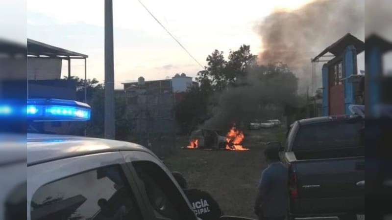Gatilleros despojan a chofer de su taxi y lo incendian, en Uruapan