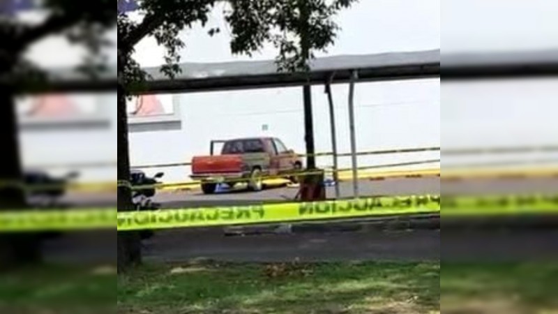Asesinan a pareja en estacionamiento de Aurrera, en Uruapan
