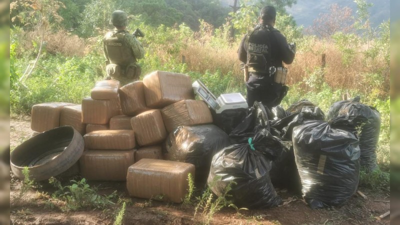 Tuzantla: policías y militares incautan camioneta blindada cargada con mariguana 