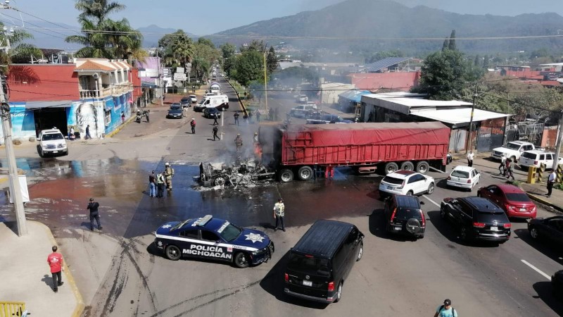 Tras persecución y balacera, policías atrapan a delincuentes, en Uruapan 