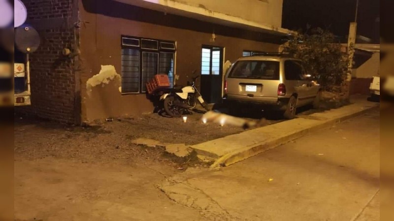 Sicarios asesinan a hombre afuera de una vivienda, en Zamora 