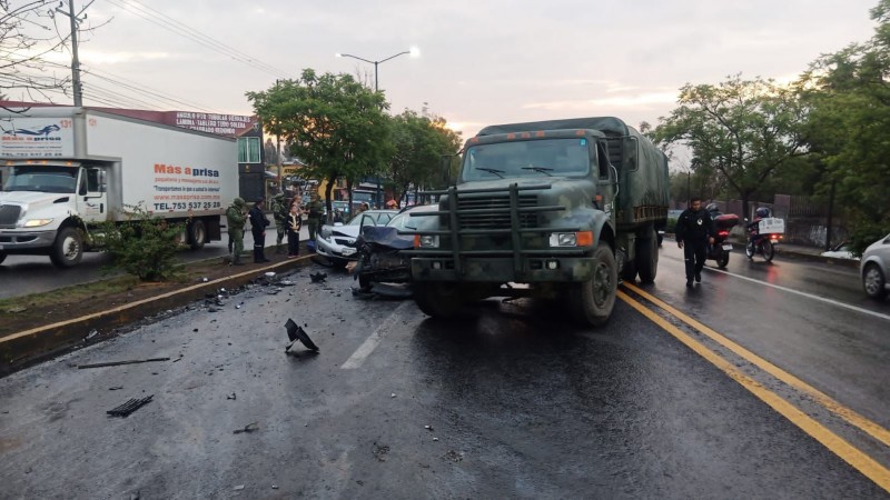 Morelia: se registra choque entre camión del Ejercito y 2 autos 