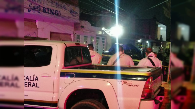 Tiran cadáver embolsado, en calles de Apatzingán 
