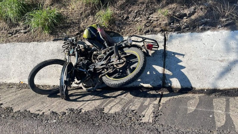 Muere motociclista al chocar contra camioneta, en Buenavista