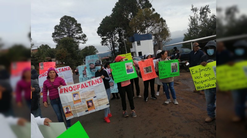 Bloquean carretera Tacámbaro- Villa Madero ; exigen aparición de 3 jóvenes 