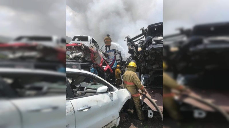 Incendio arrasa con al menos 100 autos, en corralón de Apatzingán 