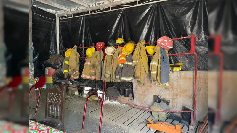 Apatzingán: bomberos toman alcaldía, en demanda de mejor equipamiento 