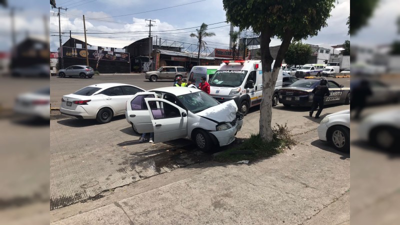 Conductor arrolla a 5 personas, tras pasarse un semáforo en rojo, en Morelia 